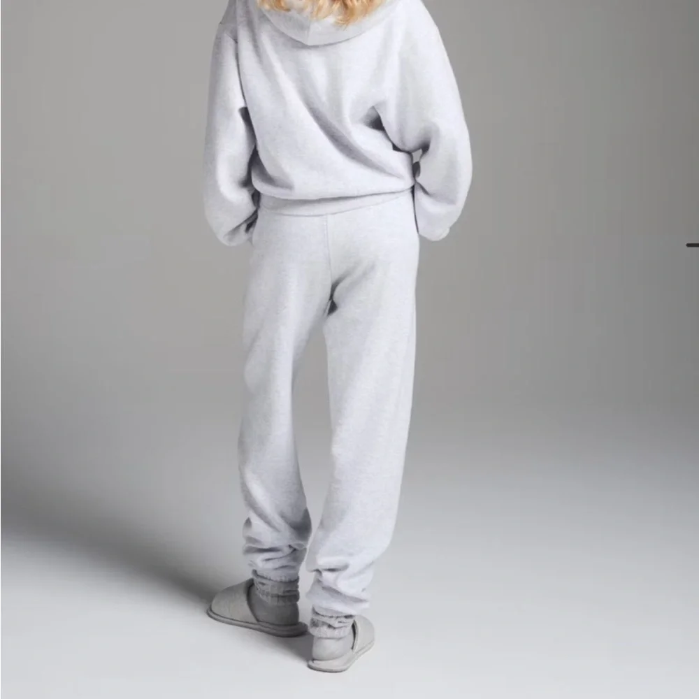 SKIMS Cotton Fleece Classic Jogger in Light Heather Grey; Size XS - Picture 3 of 8